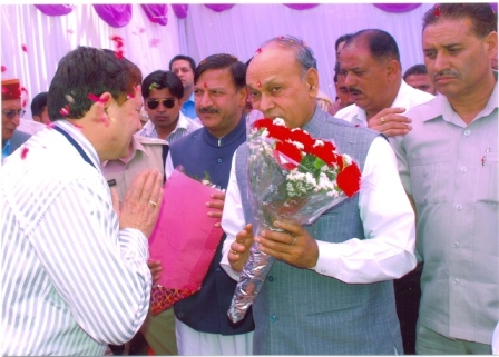 Managing Director presenting bouquet to Chief Minister of Himachal Pradesh