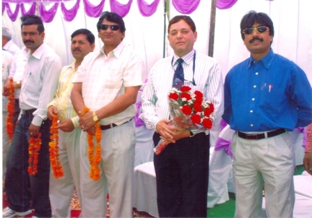 Managing Director and Administrator handing over cheque to Chief Minister