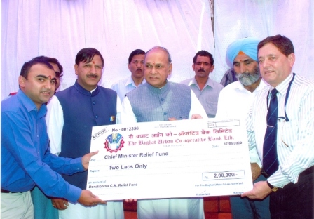 Managing Director and Administrator handing over cheque to Chief Minister