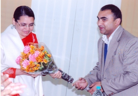 Administrator Sh. Vivek Chandel presenting bouquet to Ms. Sunanda Batra